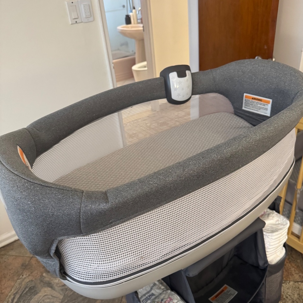 Chicco Close to You 3-in-1 Bedside Bassinet Grey - Picture 3 of 7